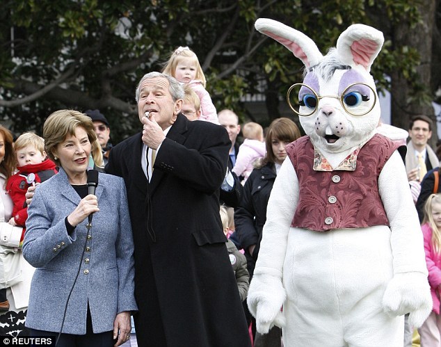 谁还没有过往囧事 白宫发言人曾在复活节上扮兔子