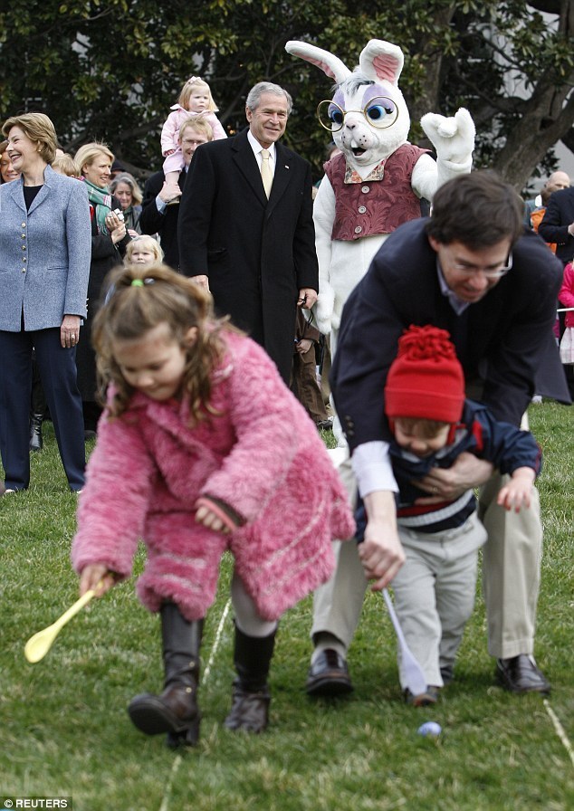 谁还没有过往囧事 白宫发言人曾在复活节上扮兔子