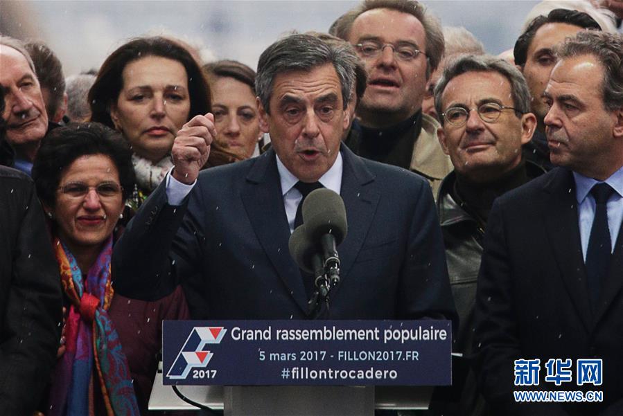 法国总统候选人菲永表示坚持参选（组图）