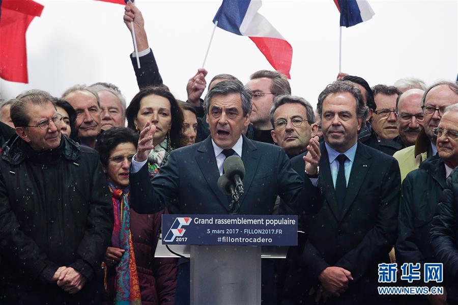 法国总统候选人菲永表示坚持参选（组图）