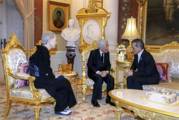 日本天皇夫妇访问泰国 悼念已故国王普密蓬