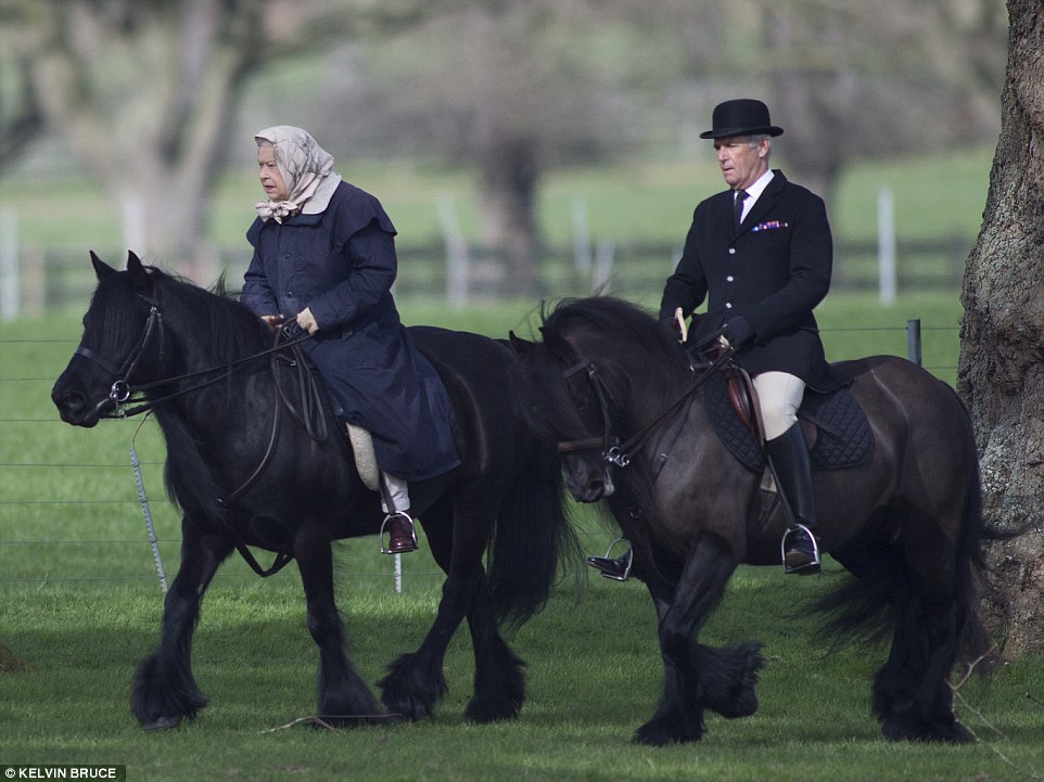 90岁英国女王户外骑马 优雅风采不输当年