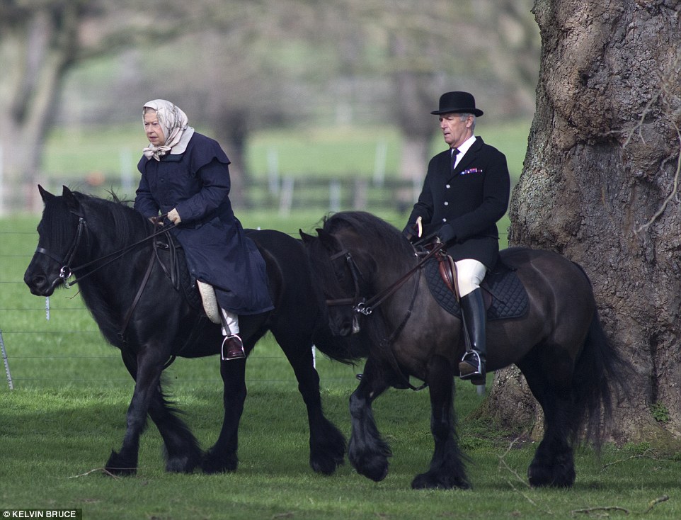 90岁英国女王户外骑马 优雅风采不输当年