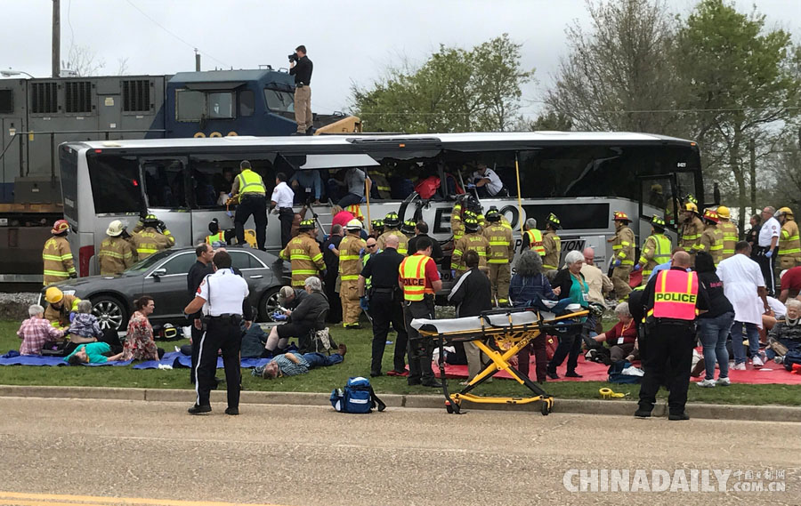 美国密西西比州火车与大巴相撞 至少3死50伤