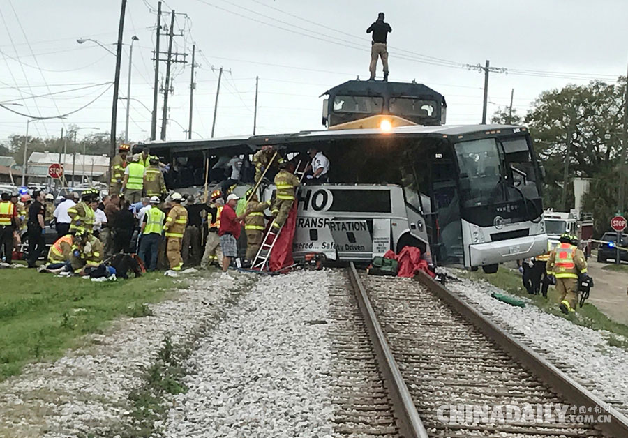 美国密西西比州火车与大巴相撞 至少3死50伤
