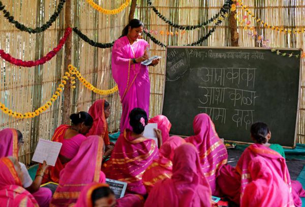 这个学校不一般！印度老年女性首进校园 学习读写和签名
