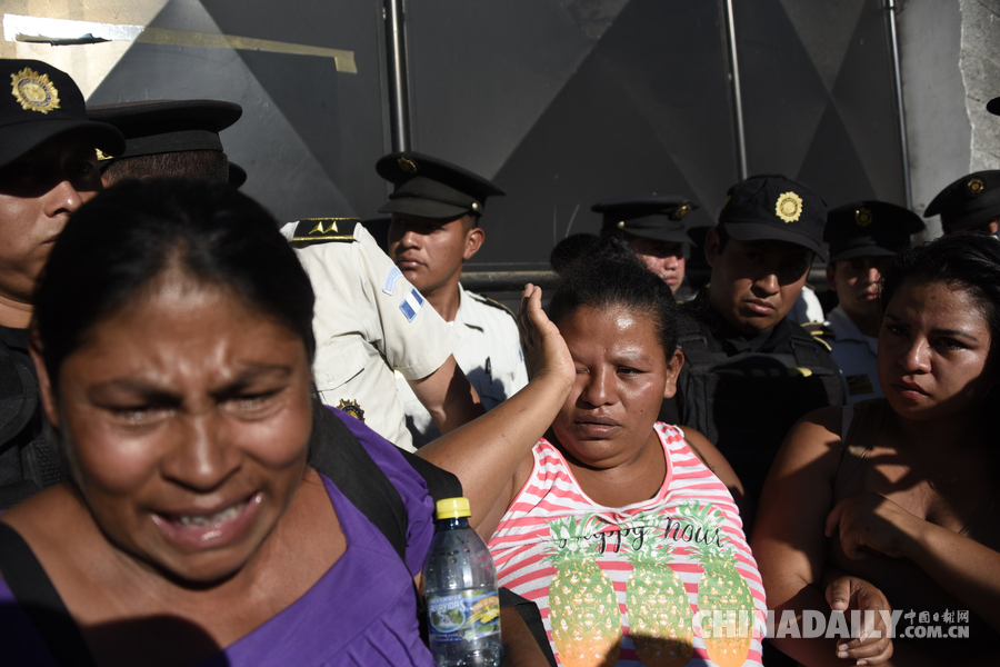 组图：危地马拉一儿童收养中心发生火灾 至少22人死亡