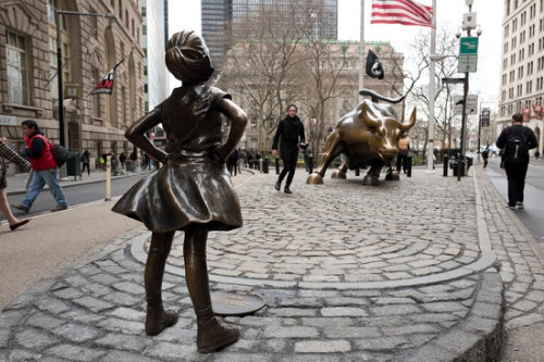 三八节献礼：美公司在华尔街铜牛旁竖女孩塑像(图)