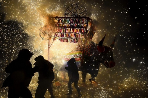 墨西哥举行传统烟火节 “烟花牛”火星四射(图)
