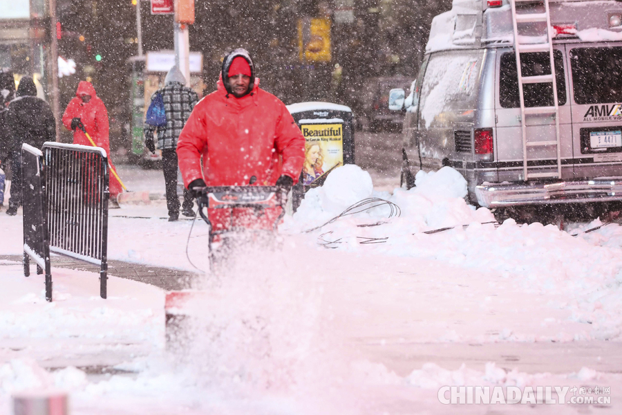 暴雪侵袭纽约 交通出现瘫痪