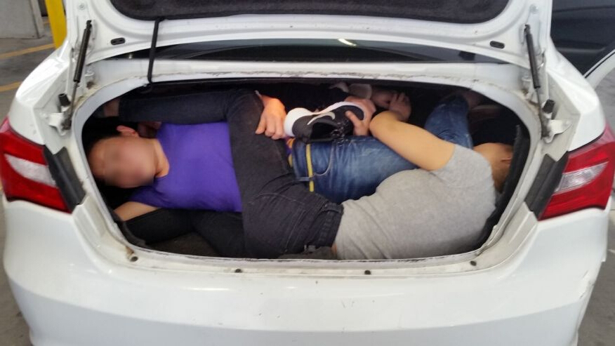 美墨边境一偷渡车被查扣 后备箱中挤压4名中国人