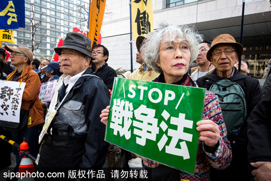 日本首相安倍晋三丑闻缠身 东京市民集会抗议