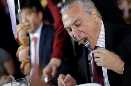 巴西总统宴请多国使节吃烤肉 冀平息“问题肉”风波