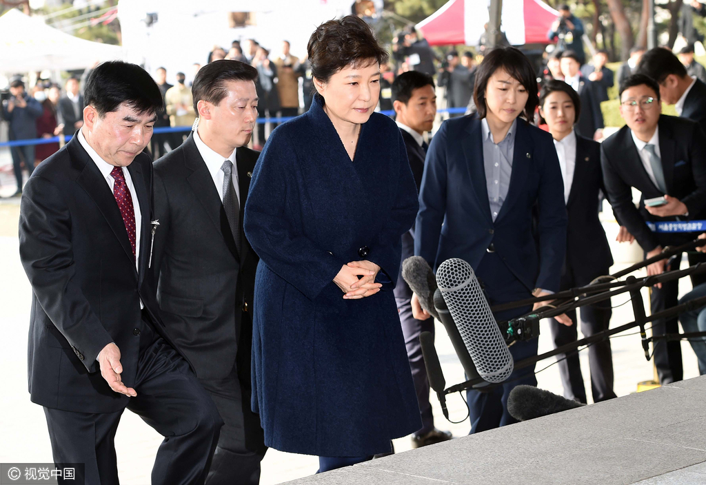 朴槿惠穿深色外套受讯 韩媒：服装风格系“战斗模式”