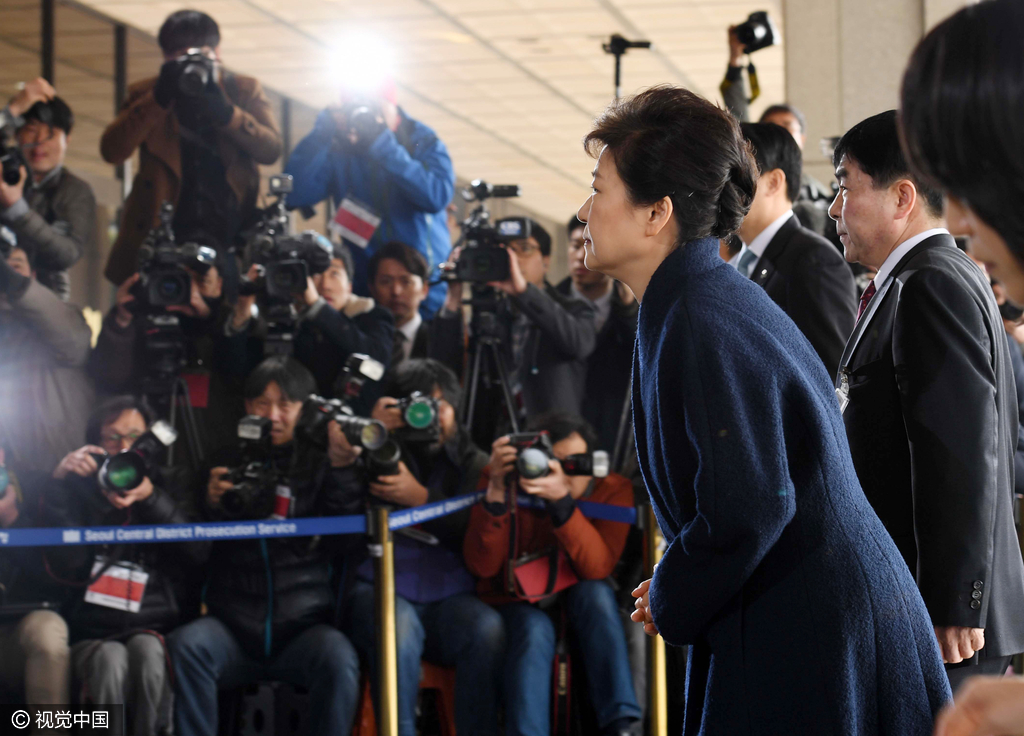 朴槿惠穿深色外套受讯 韩媒：服装风格系“战斗模式”
