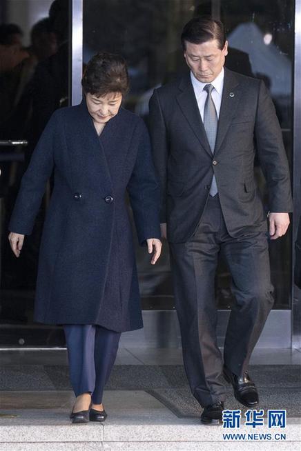 韩前总统朴槿惠经21小时调查后回家