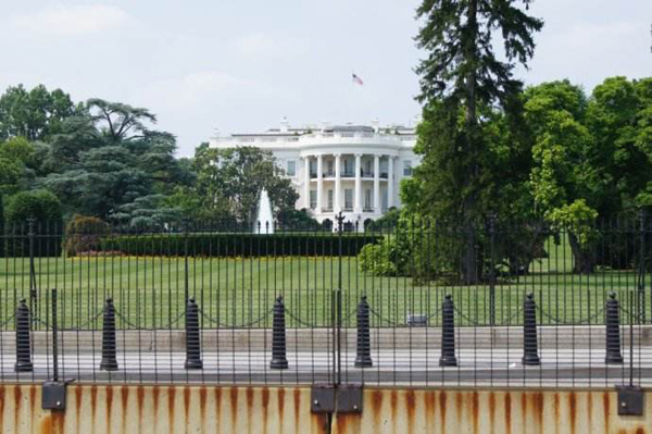 一女子私闯白宫 结果悬空倒挂在围栏上！