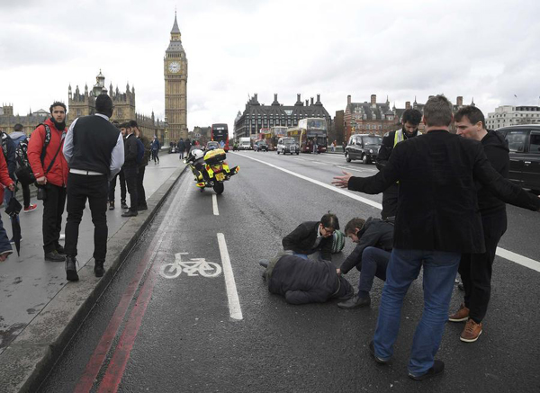 英国警方：恐怖分子驾车持刀袭击 5人死亡40人受伤