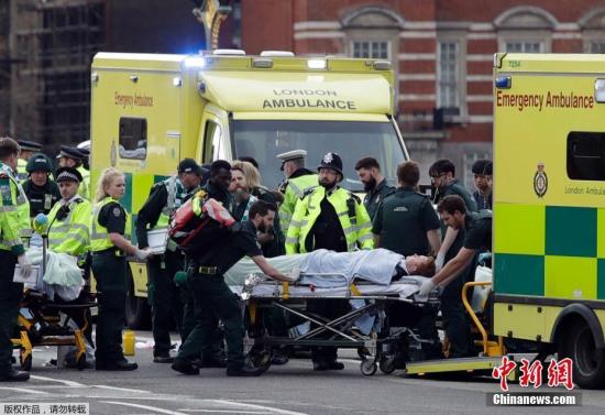 伦敦恐袭致一警察遇难 议员上前急救获赞国民英雄
