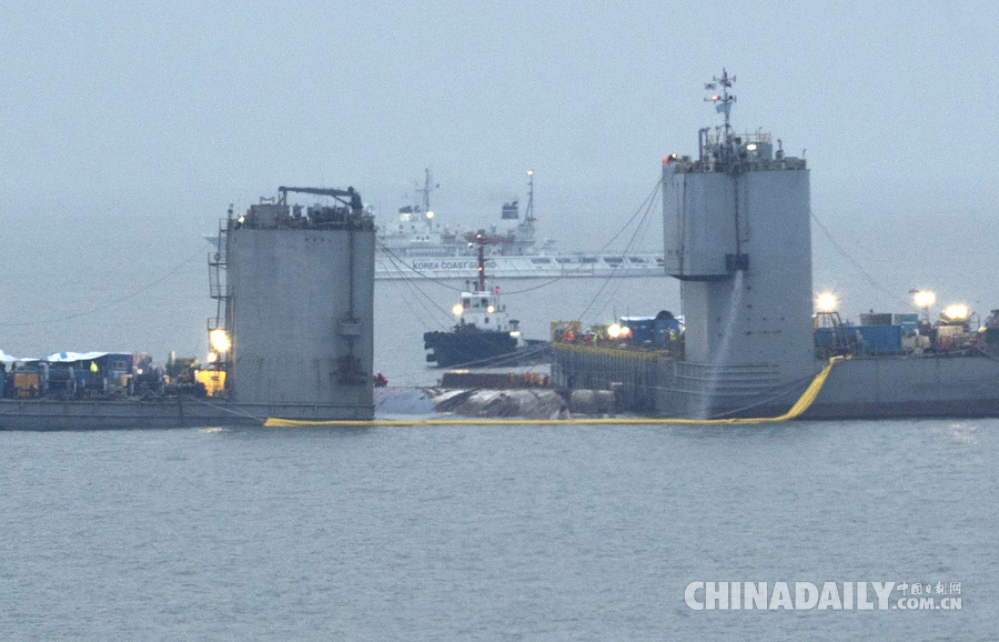 韩国“世越”号客轮沉没3年后打捞出水