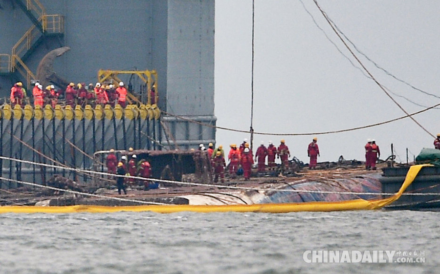 韩国“世越”号客轮沉没3年后打捞出水