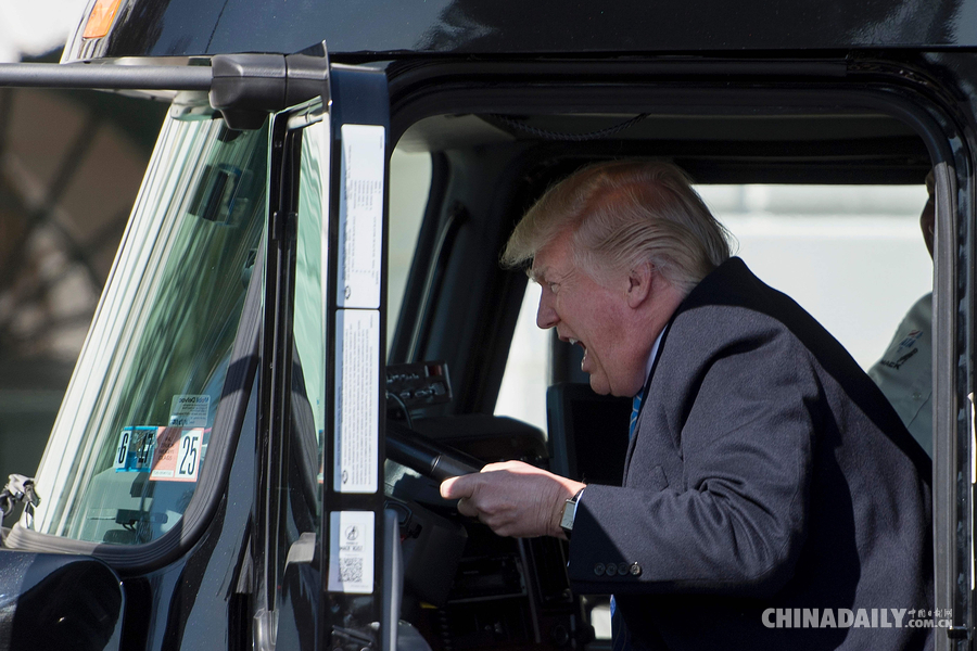 特朗普会见美国卡车协会成员 变身“卡车司机”超兴奋