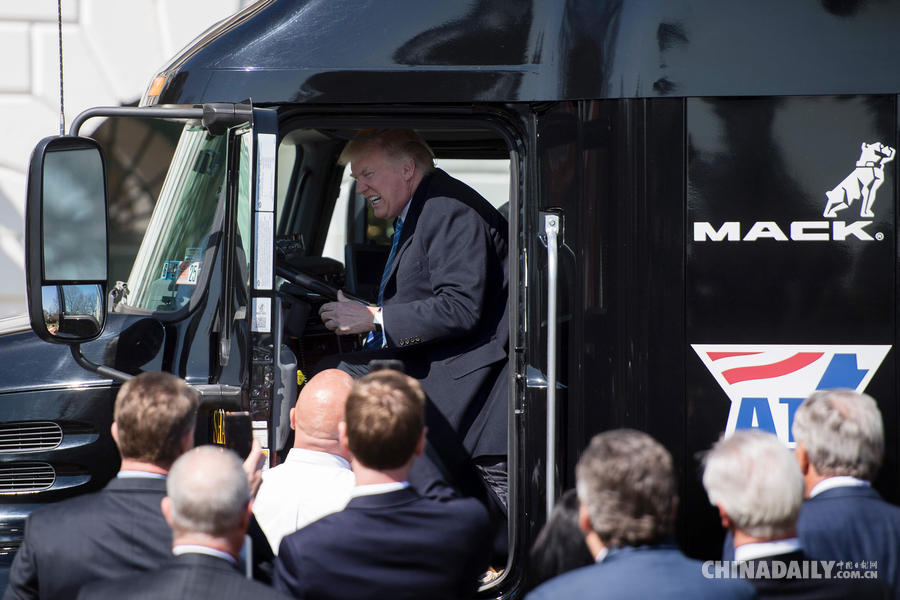 特朗普会见美国卡车协会成员 变身“卡车司机”超兴奋