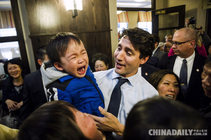 加拿大总理造访华人社区 萌娃“不给面”哇哇大哭