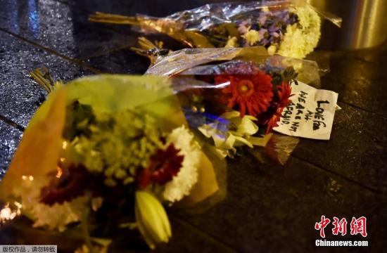 英国民众点亮烛光悼念恐袭遇难者 伦敦市长致辞