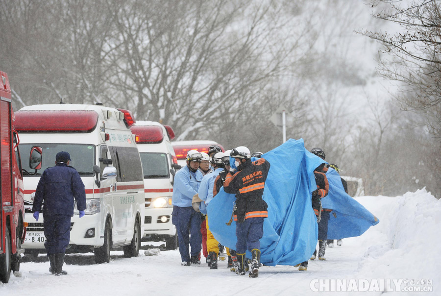 日本滑雪场雪崩 已致8名高中生死亡