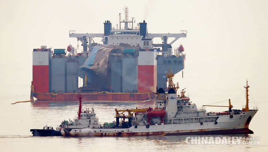 韩国“世越”号沉船整体出水 打捞工作基本成功