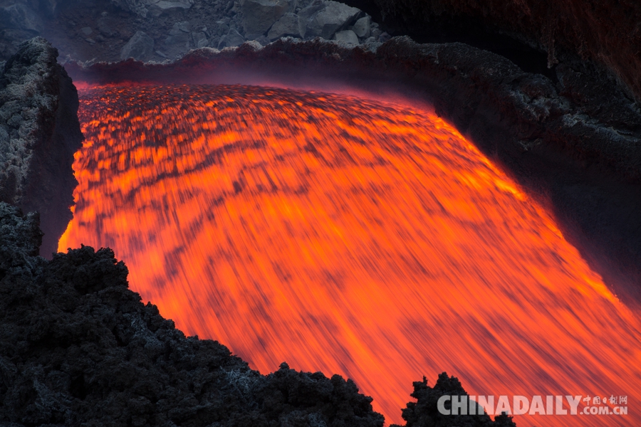 意大利埃特纳火山持续喷发 岩浆流动似“火龙”