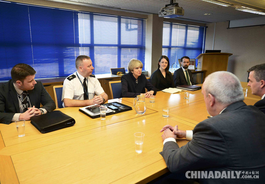特雷莎·梅造访苏格兰警察局 称英国将于10月举行大型反恐演练