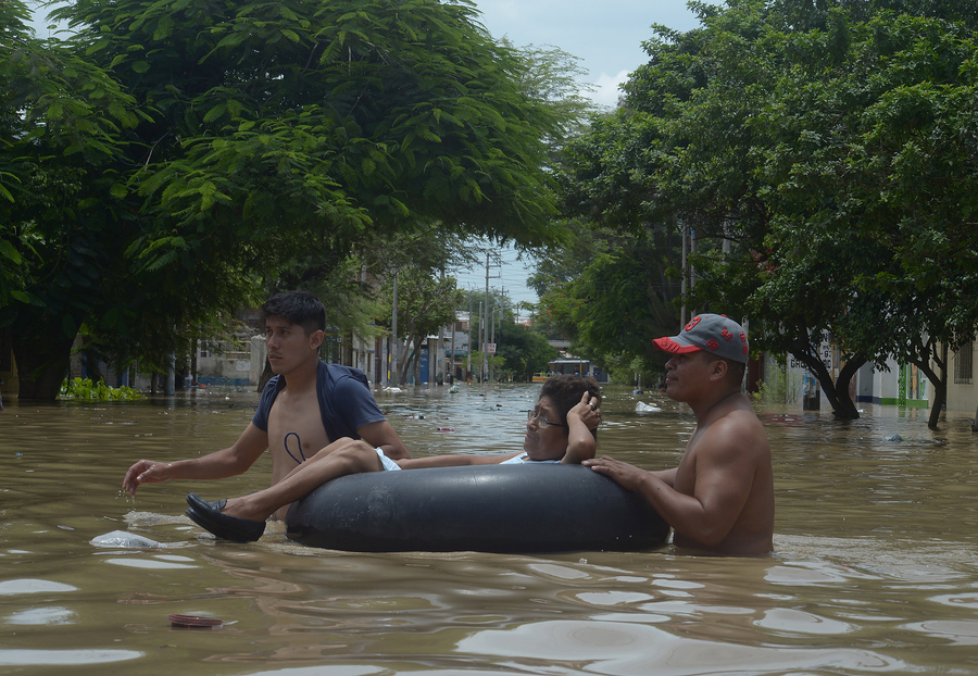 秘鲁洪水淹没街道 水深及腰民众出行难