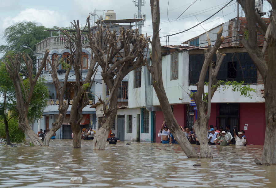 秘鲁洪水淹没街道 水深及腰民众出行难