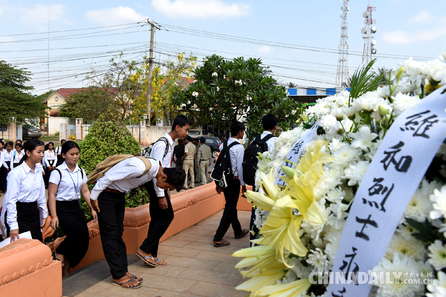 中柬共同祭扫中国烈士墓