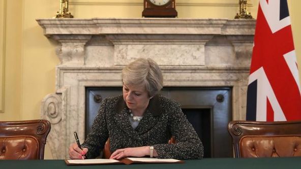英国首相签署启动“脱欧”程序信函 进入“分手”倒计时