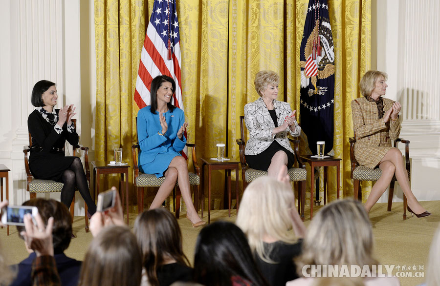 特朗普出席“妇女历史月”庆祝活动 吸引一众“女粉丝”拍照