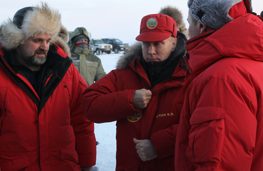 俄总统普京访问北极地区岛屿 “铁血硬汉”也怕冷