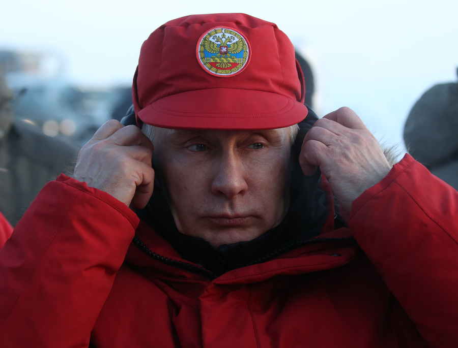 俄总统普京访问北极地区岛屿 “铁血硬汉”也怕冷