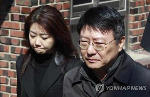韩前总统朴槿惠出庭受审前与胞弟朴志晩泣泪相聚