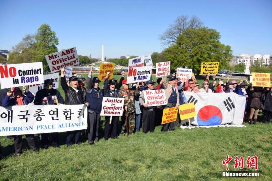 当地时间4月28日，200多名来自韩裔、华裔民间团体和反战组织的示威者聚集在位于华盛顿的国会大厦外举行抗议示威活动，要求正在访美的日本首相安倍晋三就慰安妇问题道歉，就二战暴行承担责任。 <a target=&apos;_blank&apos; href=&apos;http://www.chinanews.com/&apos;><p align=