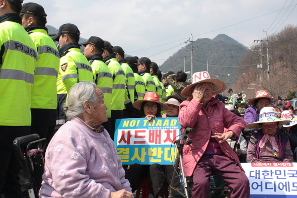 昨天，韩国一群老奶奶站上反萨德前线，成功赶走勘探卡车