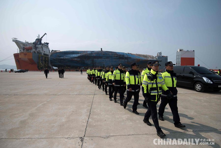 韩国“世越”号最后一次“航行” 被运往木浦港