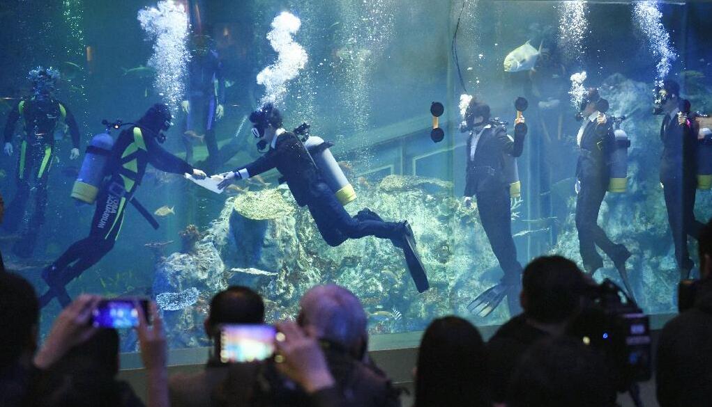 日本水族馆举行水下入职仪式 员工穿西装潜水参加(图)