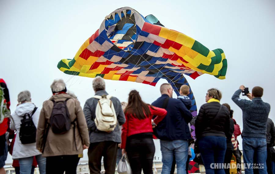 法国举办年度国际风筝节 巨型风筝扮靓天空