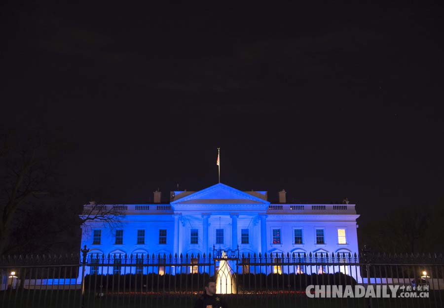 美国白宫点亮蓝灯 纪念世界自闭症日
