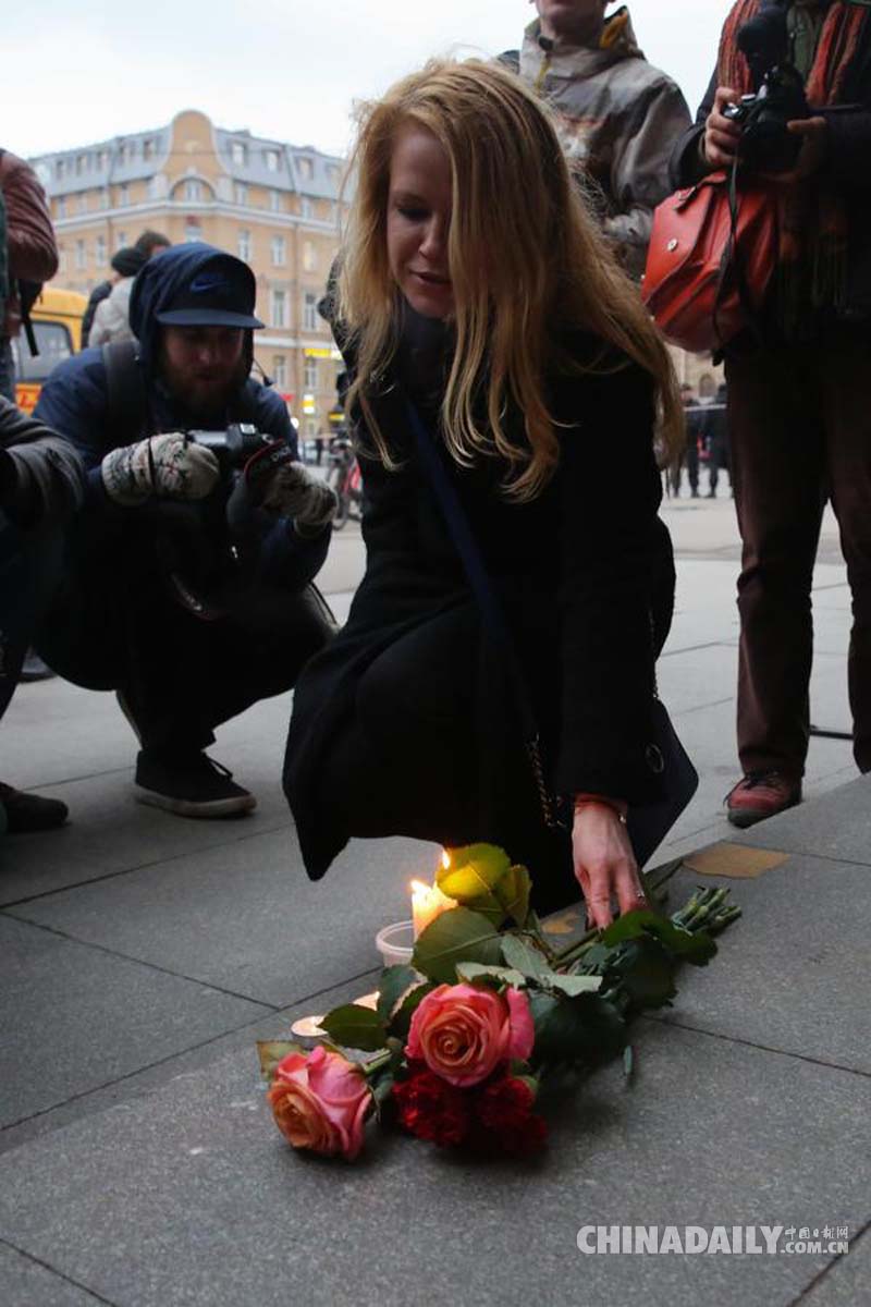 俄罗斯圣彼得堡民众悼念地铁爆炸事件遇难者