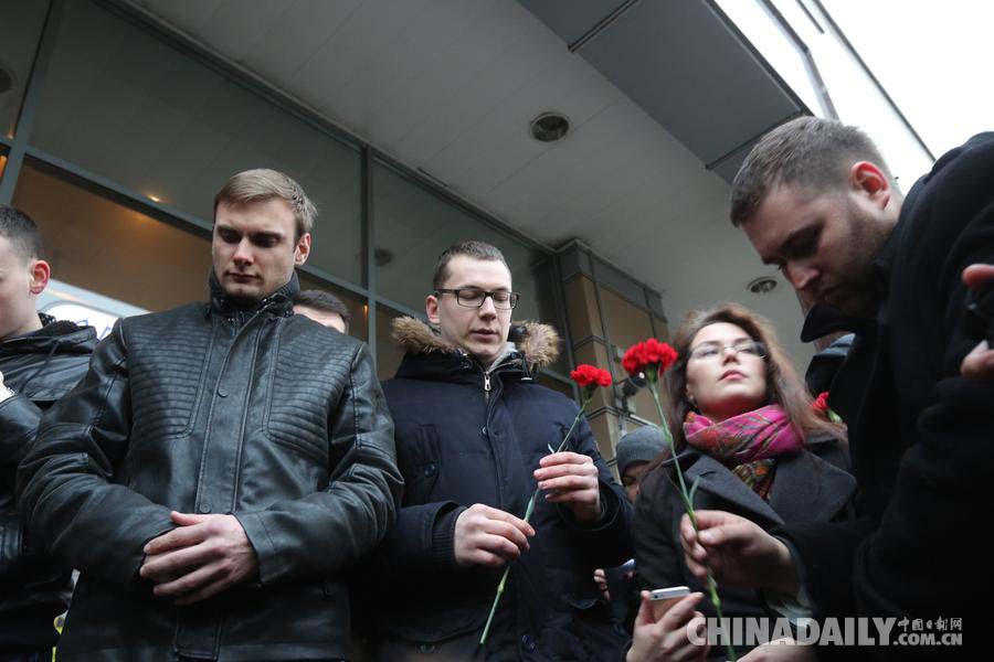 俄罗斯圣彼得堡民众悼念地铁爆炸事件遇难者