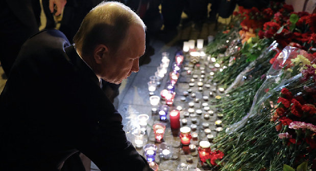 俄总统普京前往圣彼得堡地铁爆炸事发地附近致哀